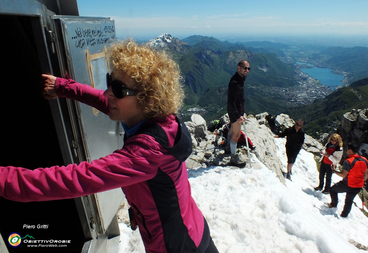 51 Entriamo nel Bivacco Ferrario (1834 m).JPG